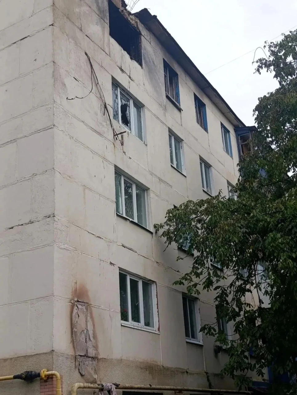 Повреждённый многоквартирный дом в ЛНР после одного из сентябрьских ударов