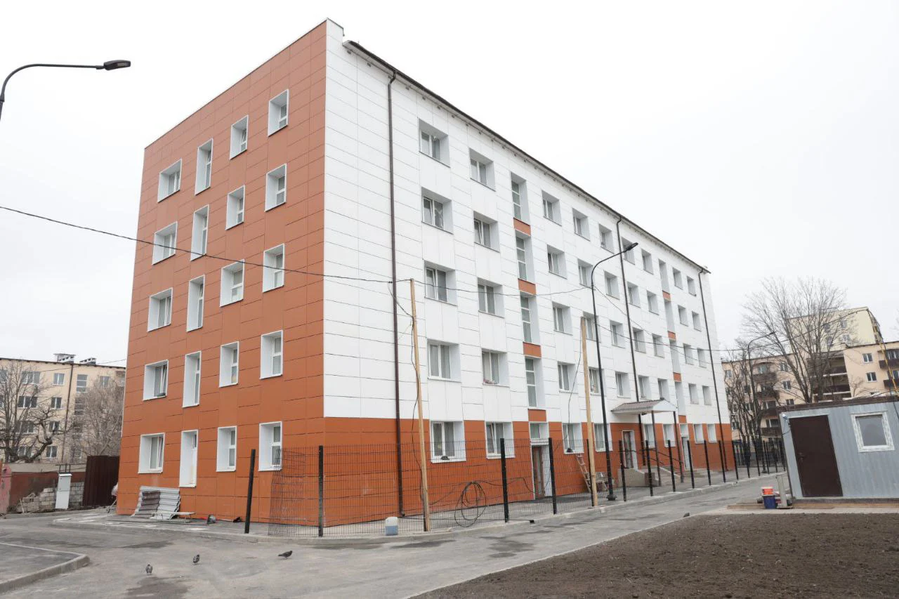 Восстановленный многоквартирный жилой дом в Мариуполе