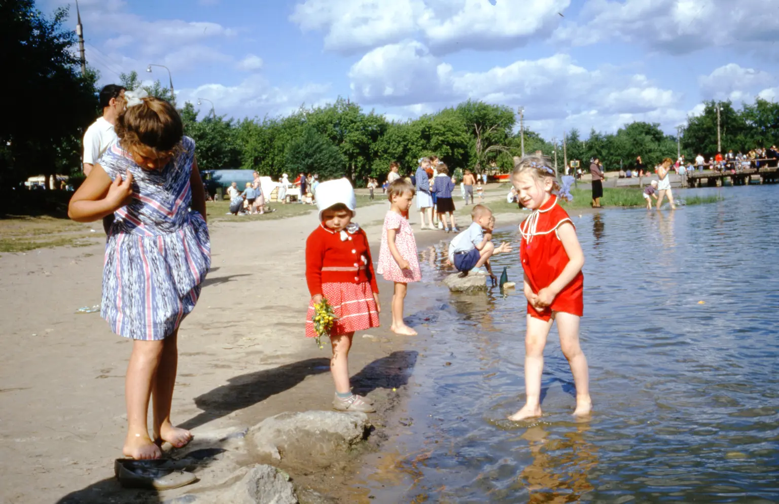 Дети и отдыхающие у Останкинского пруда на цветной фотографии 1964 года