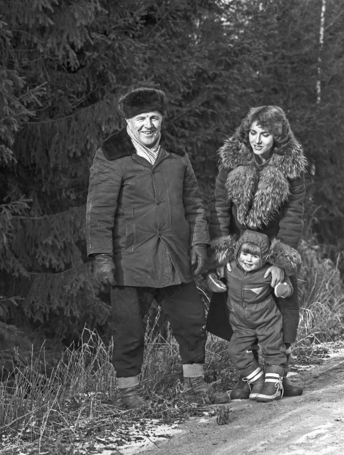 Актёр Михаил Ульянов на прогулке с дочерью и внучкой на архивной фотографии