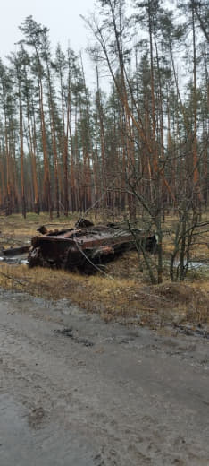 Повреждённая техника возле лесной дороги