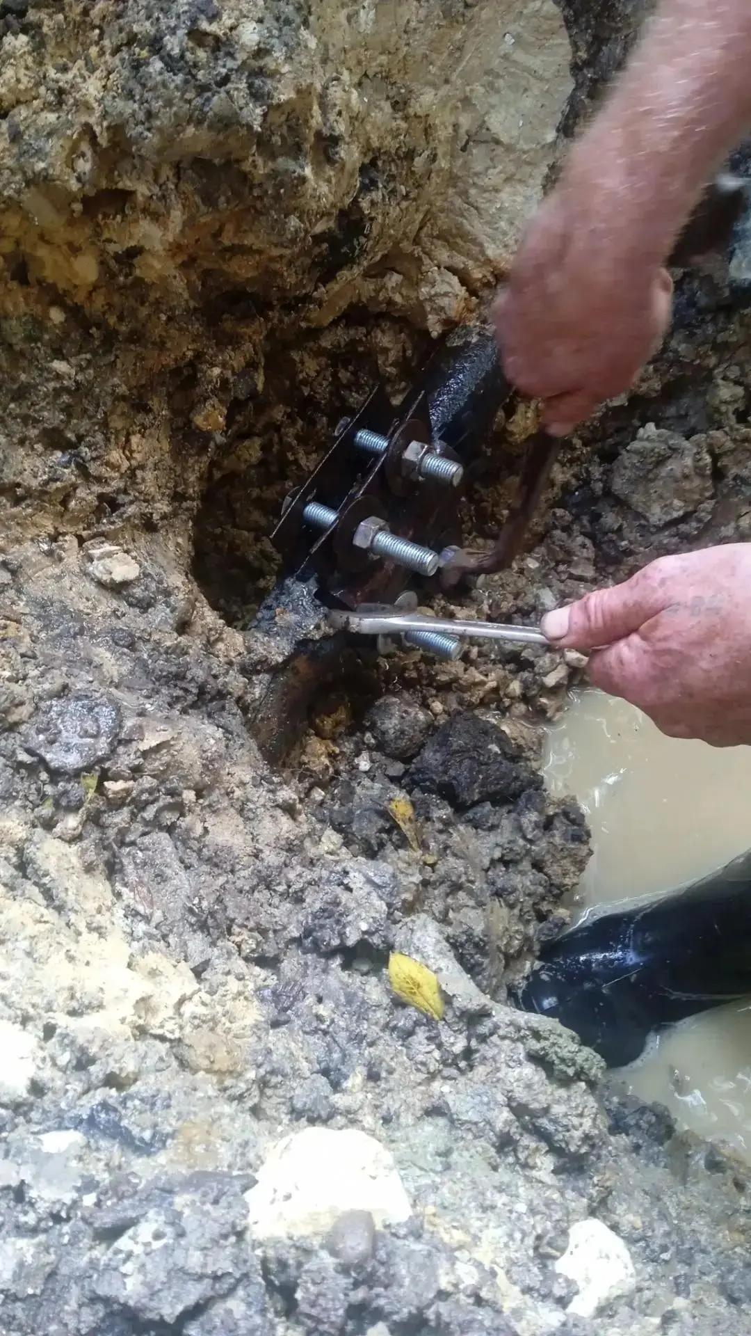 Ремонт участка водопроводной трубы в Кременной