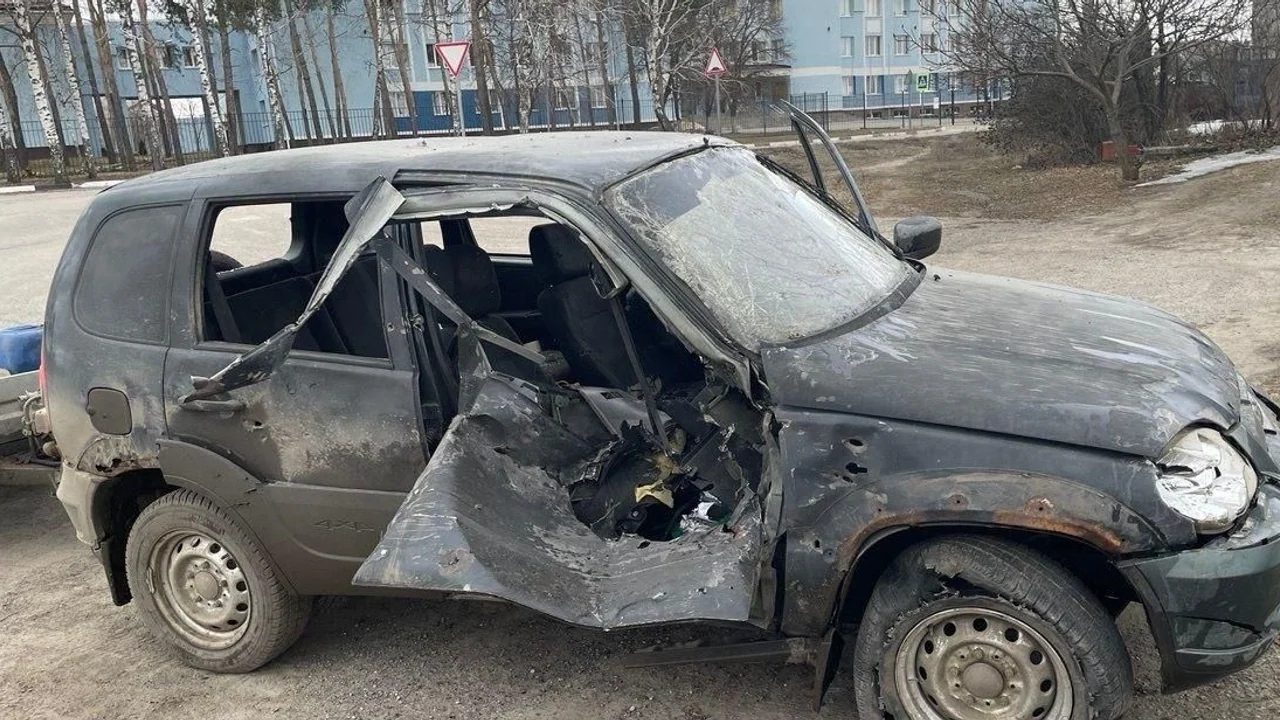 Повреждённый автомобиль после атаки БПЛА в Шебекине Белгородской области