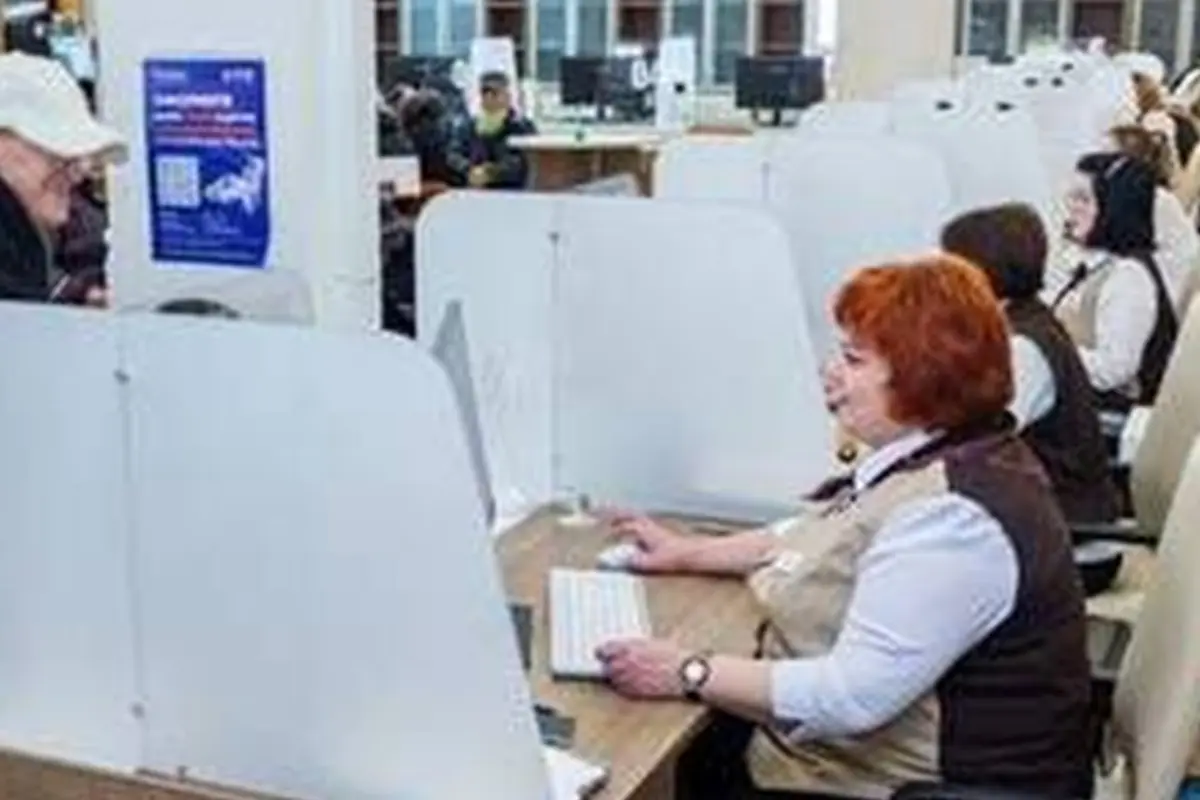 Посетители и специалисты в зале МФЦ ЛНР