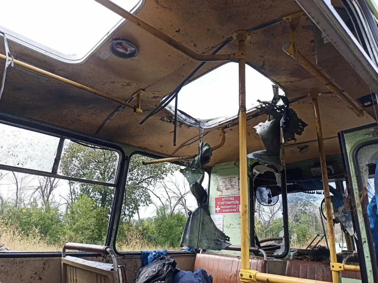 Повреждённая внутренняя обшивка и остекление пассажирского автобуса