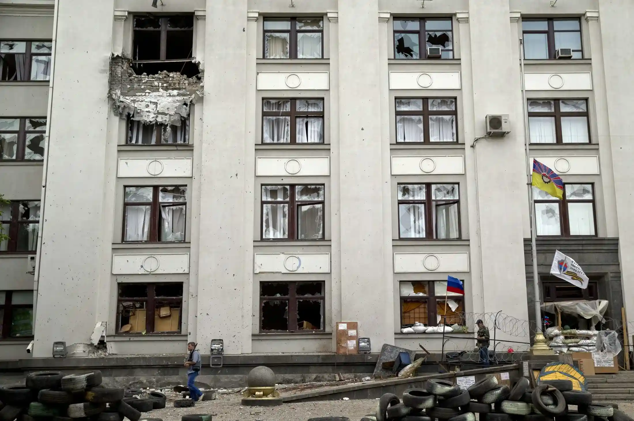 Луганск 2 июня 2014 года - здание областной администрации после удара