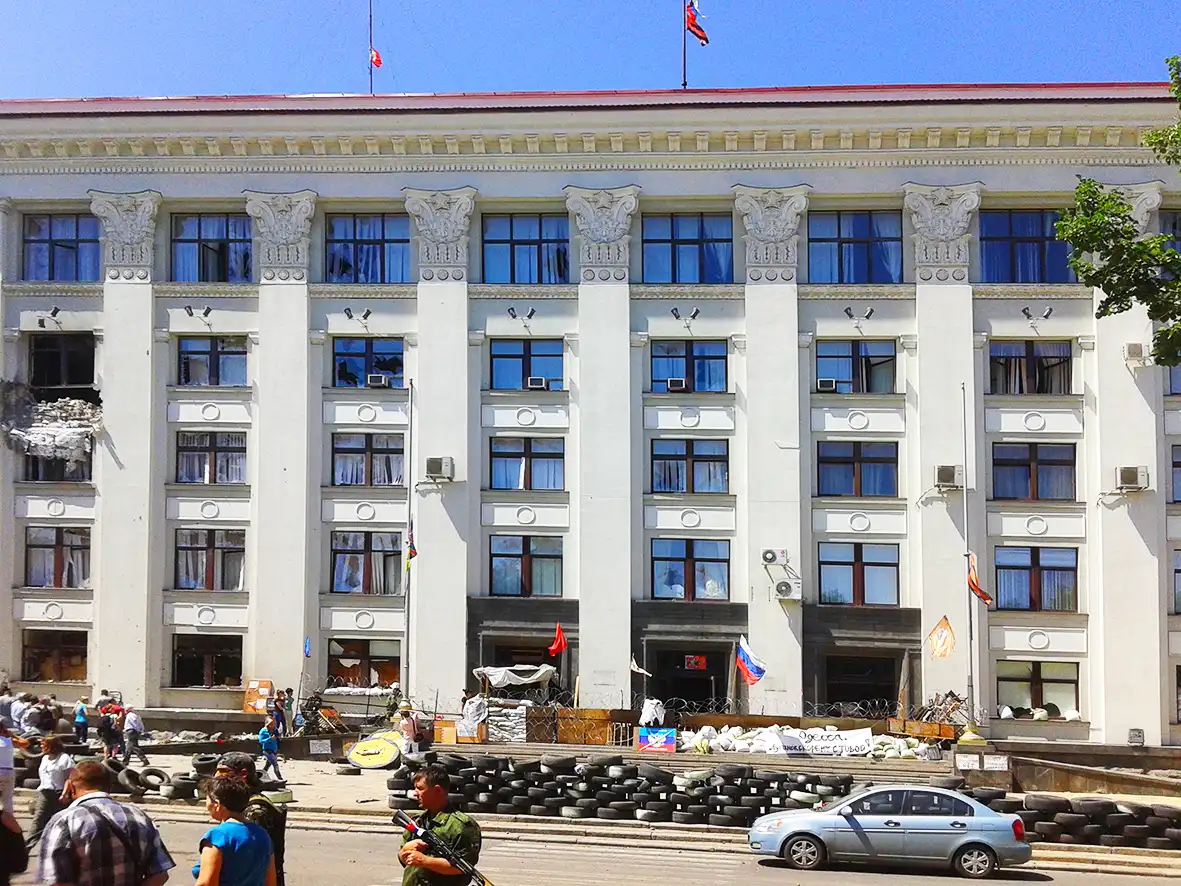 Повреждения здания Луганской областной администрации после удара 2 июня 2014 года
