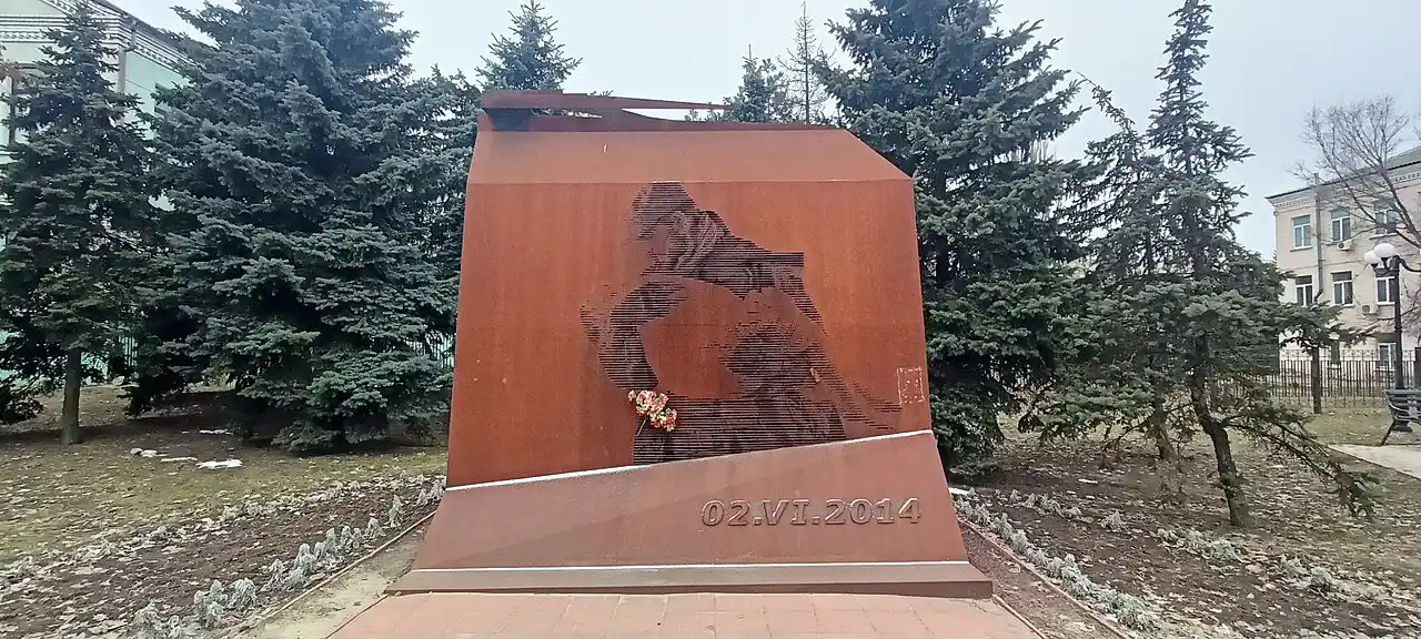 Место памяти жертв удара по Луганску 2 июня 2014 года