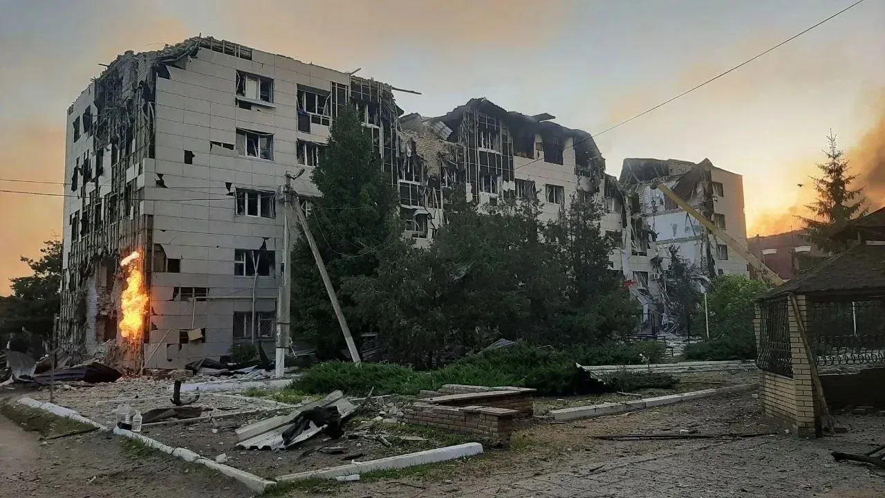 Разрушения после удара по колледжу и общежитию в Старобельске